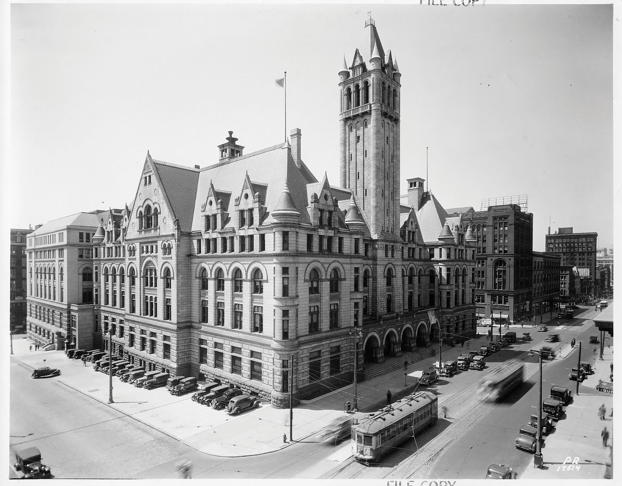 Milwaukee’s Federal Building Is a Feat of Granite